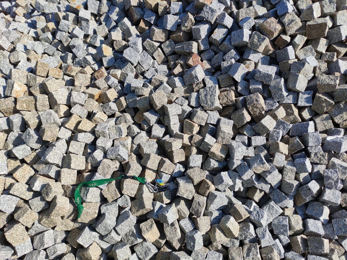 ČESKÉ ŽULOVÉ DLAŽEBNÍ KOSTKY 8/11 cm barva melír - žlutošedá - 2