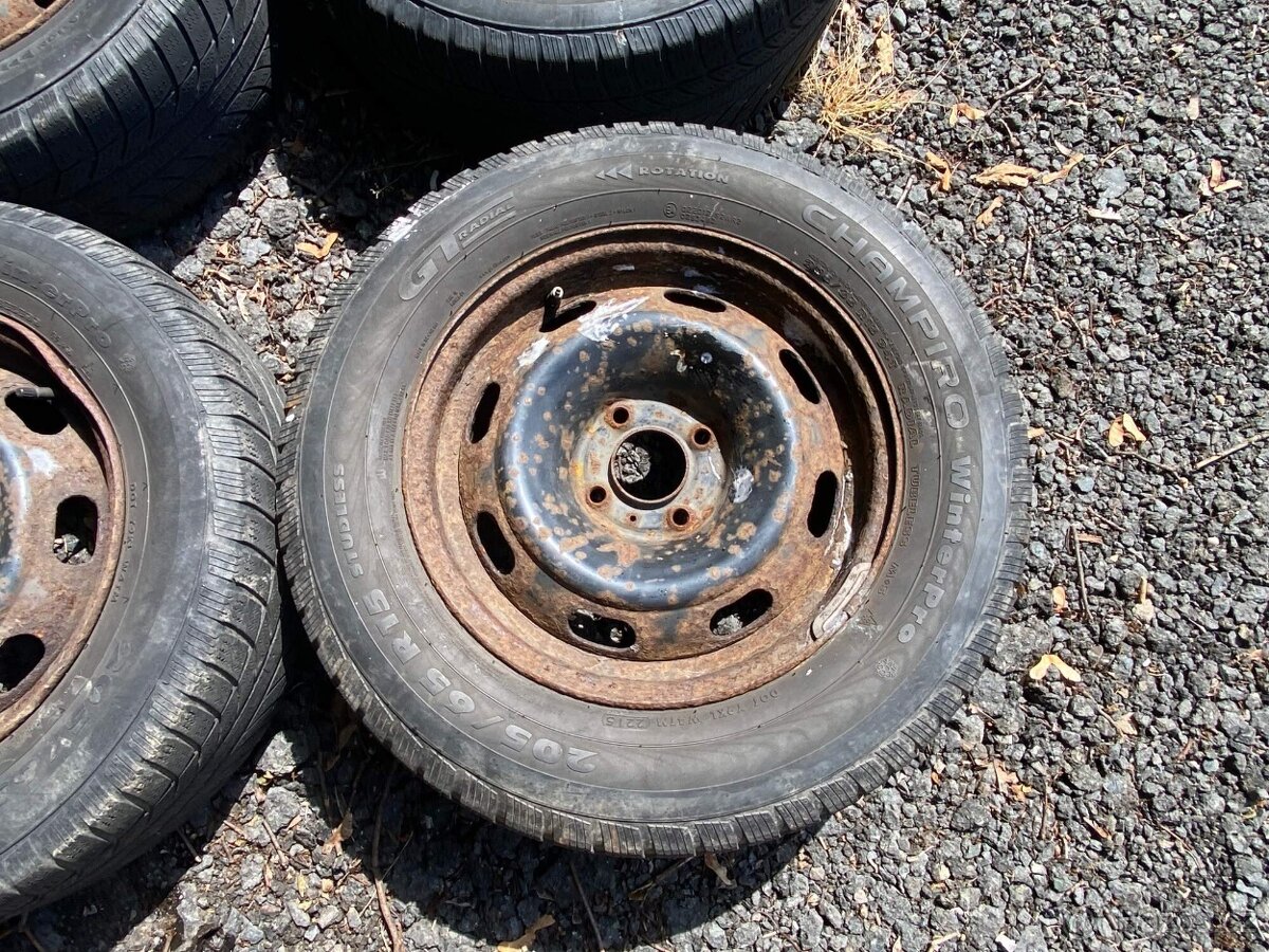 57. Sada zimních pneu 205/65 r15 vč disků 4x108 - 2