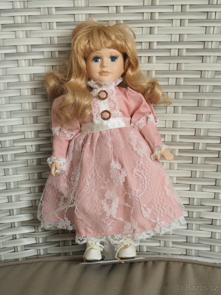 Porcelánová panenka - růžová s knoflíčky - 2