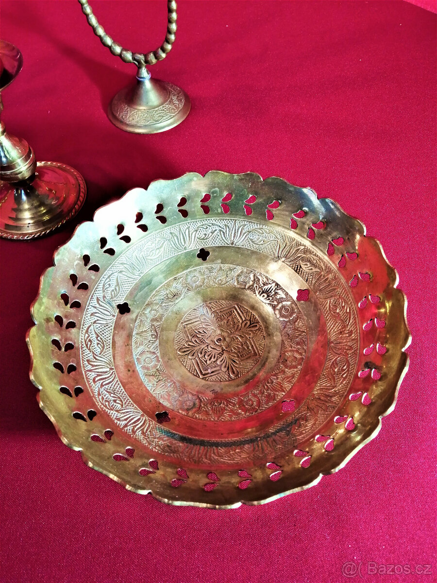 Mosazné svícny, popleník a talíř - 2