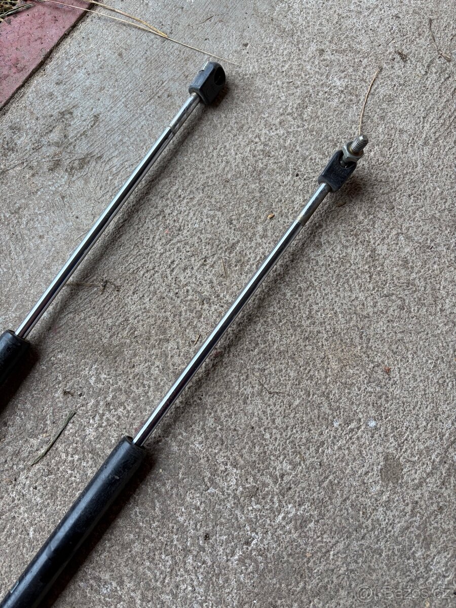 Písty do kufru na škodovku - 2