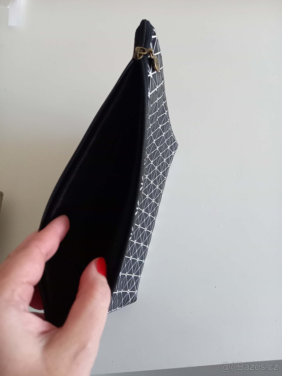 Černá kabelka psaníčko s geometrickým motivem - 2