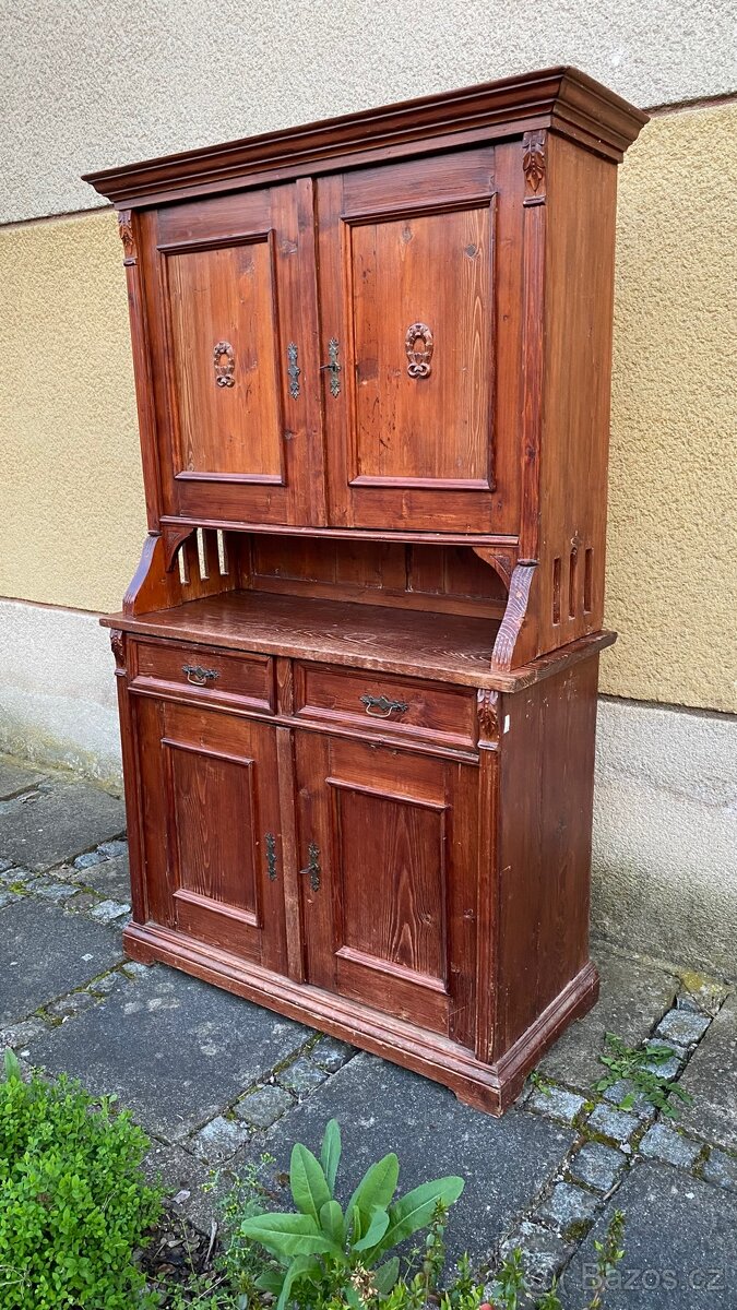 Masivní příborník - 2