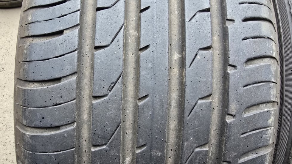 Letní pneu 235/45/18 Maxxis - 2
