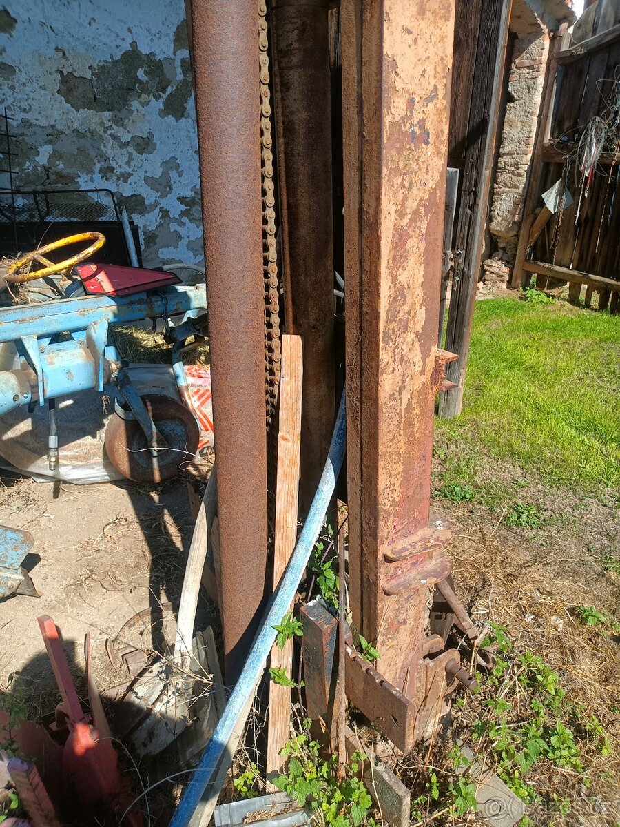 Zvedací zařízení za traktor - 2