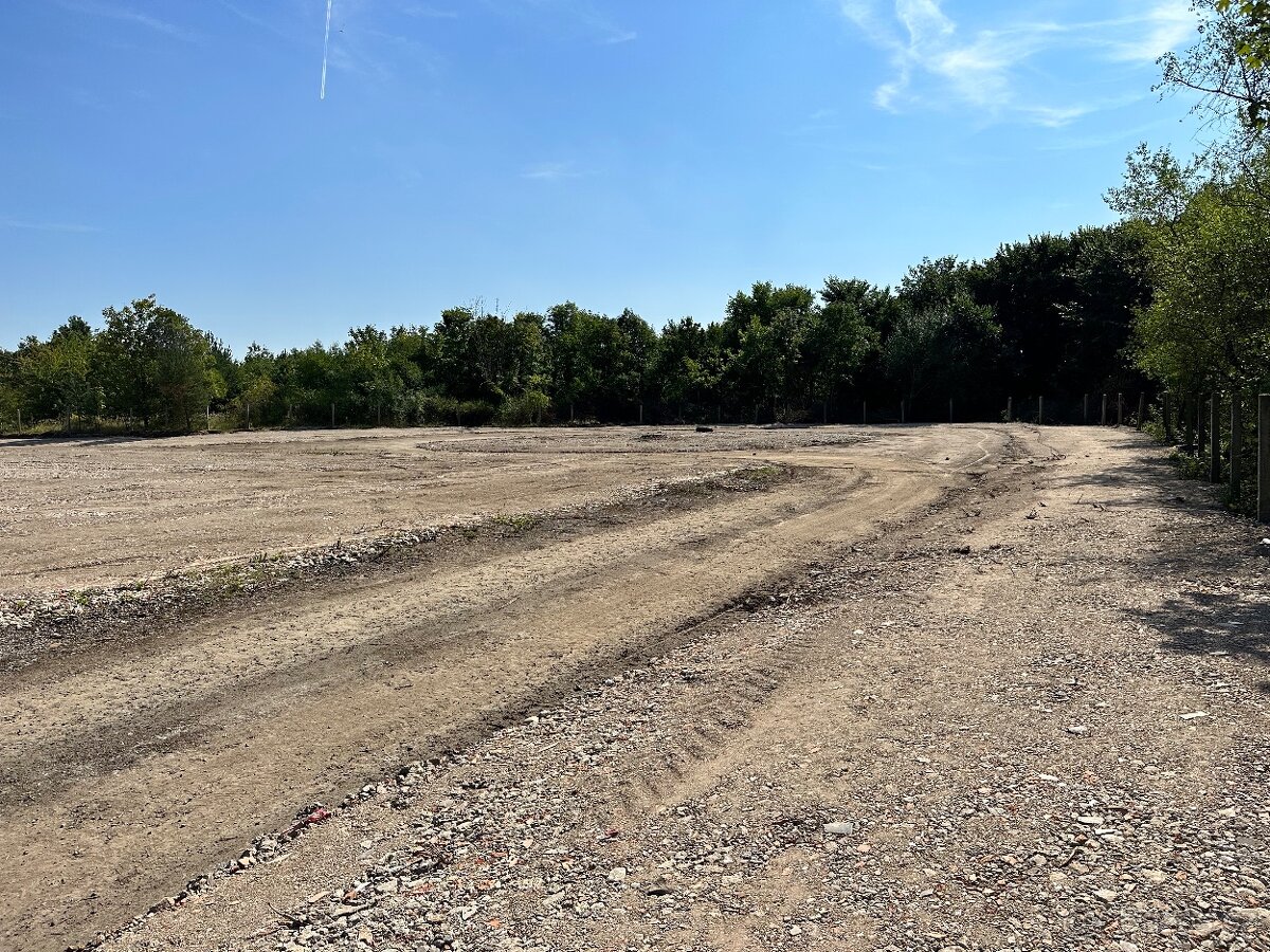 Pronájem zastřešeného pozemku o velikosti až 2.550 m2 - 2