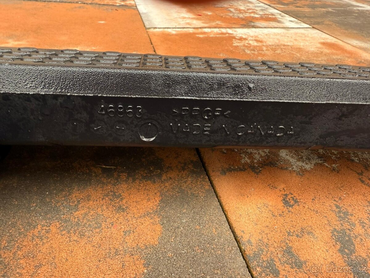 Boční schůdek Jeep