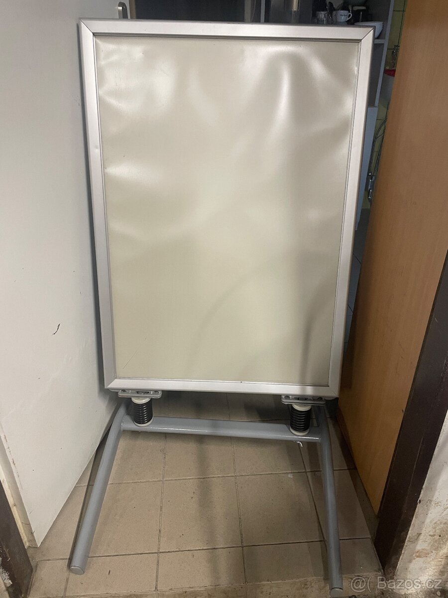 Venkovní stojan Windtalker Spider s rámy na plakát formátu A - 2