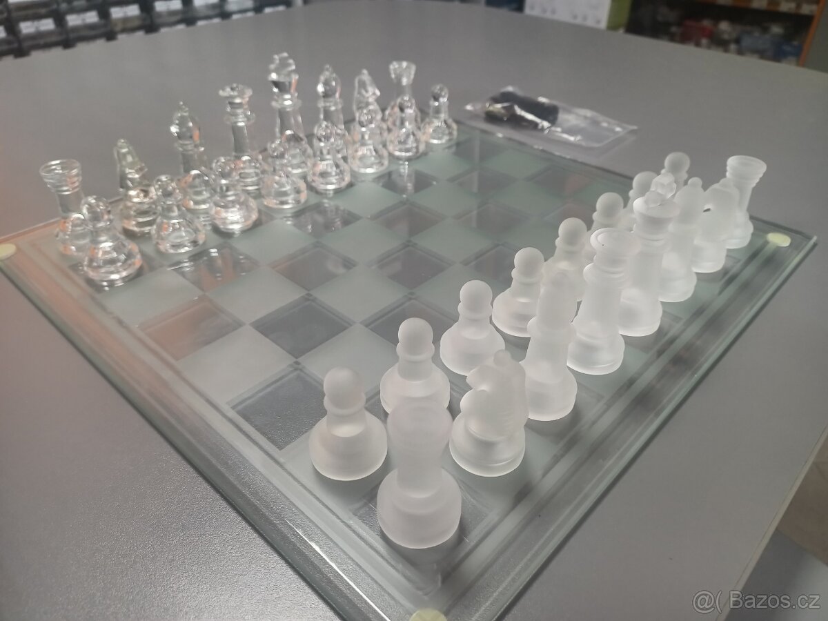 Prodám kompletní velký šachový set čiré vs. broušené - 2