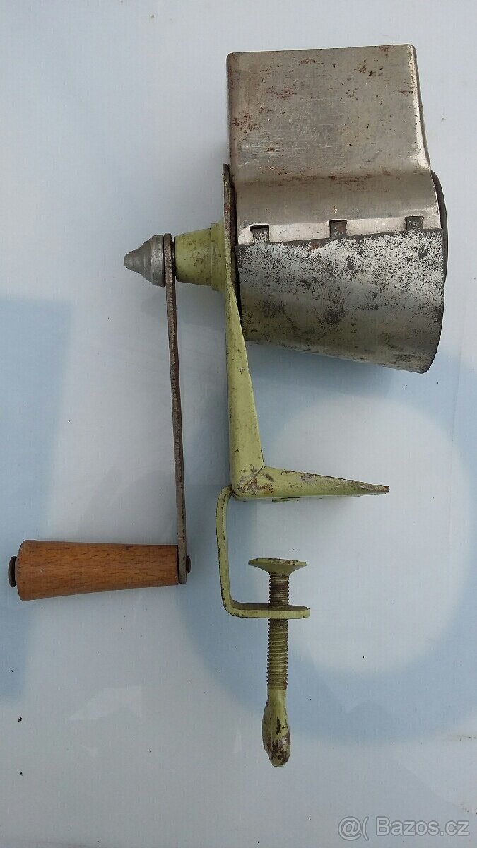 Mašinka na strouhanku 80let stará - 2