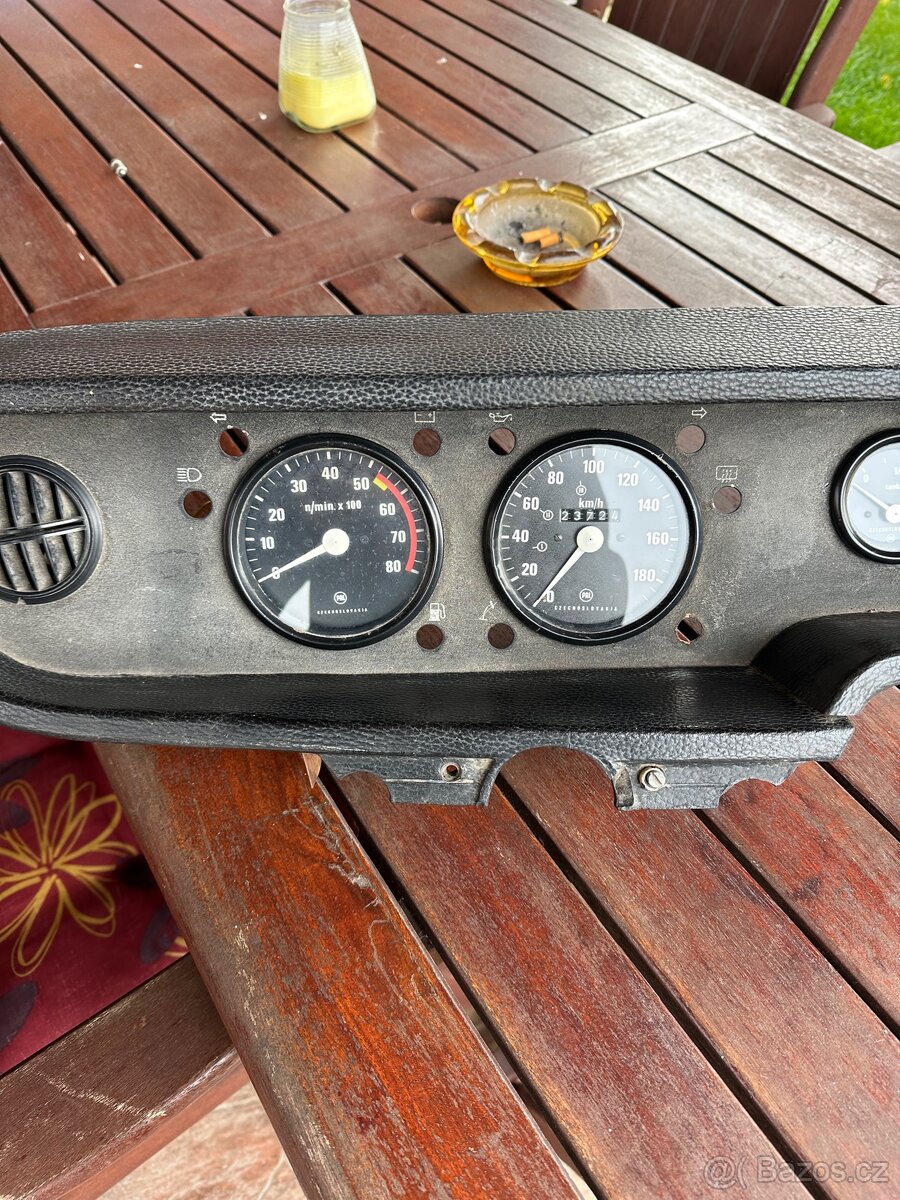 Pěkná palubní deska Škoda 110r Č.2 - 2