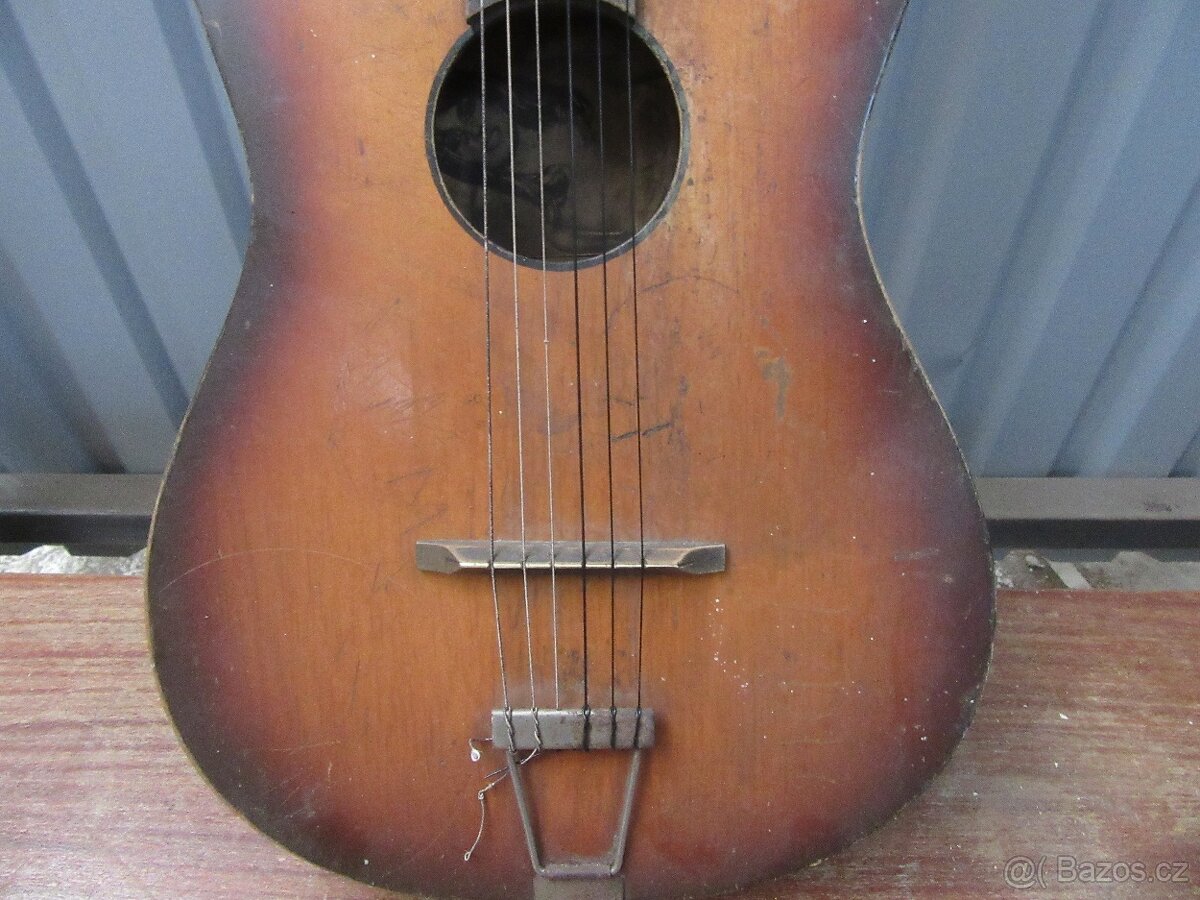 Nabízím starožitnou kytaru. Struny na výměnu. Původní stav. - 2