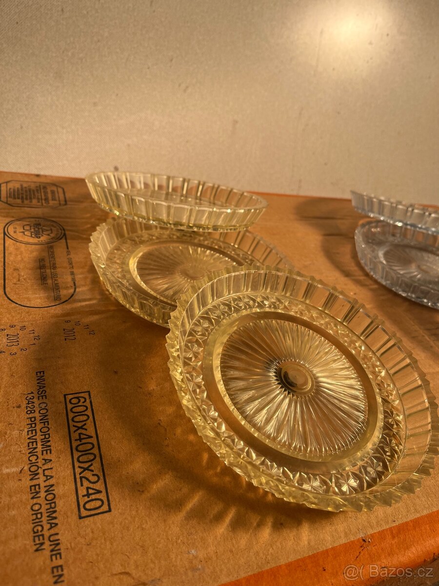 Sada retro plastových podšálků / talířků - 2