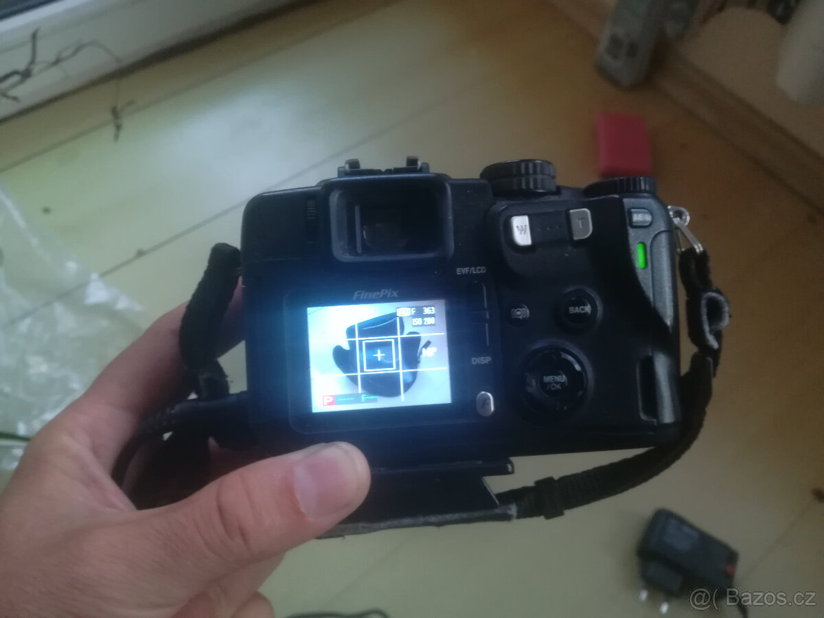 2x FujiFilm Finepix S7000 - zřejmě vadný CCD čip - 2