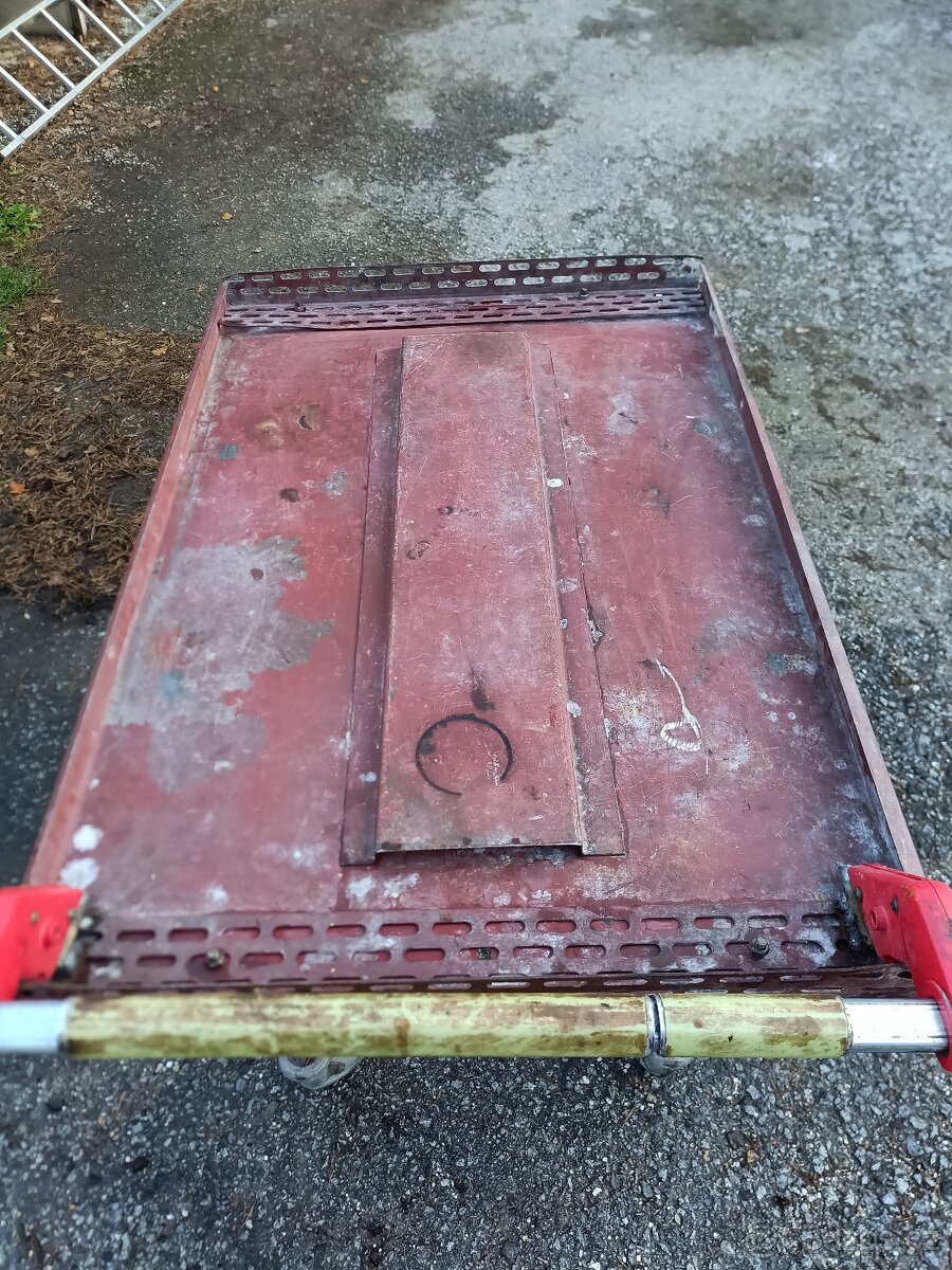 Dílenský vozík na nářadí. - 2