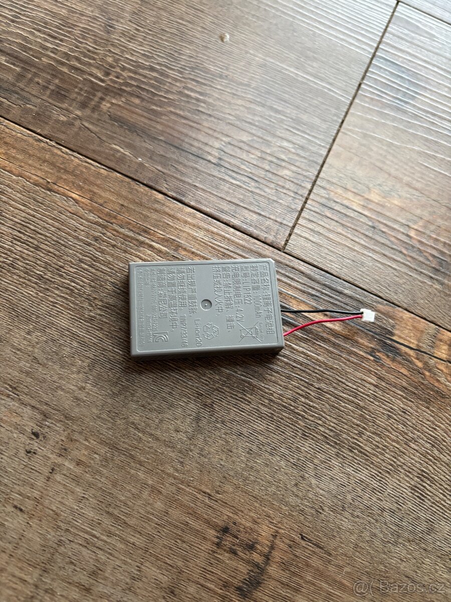 PS 4 slim, 1. majitel, 2 ovladace, nabijeci stanice - 2