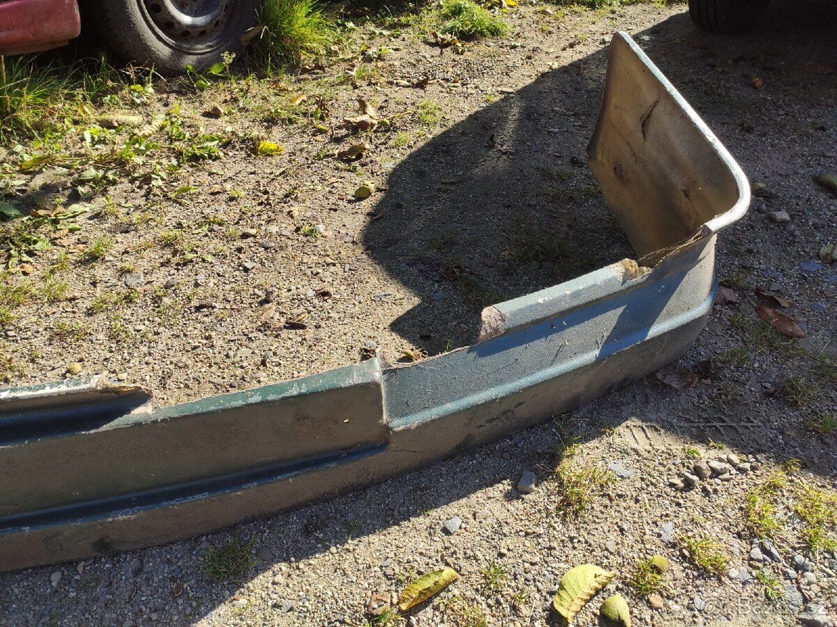 Tatra 613-4 - Přední nárazník poškozený - 2