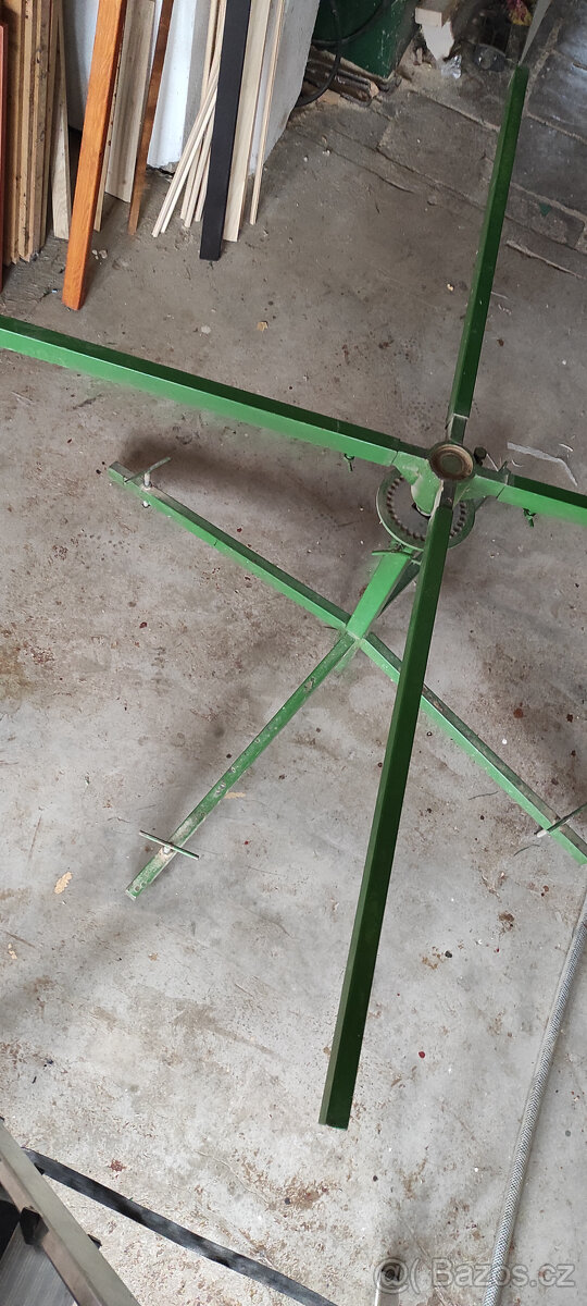 Otočný stojan na kování oken - 2