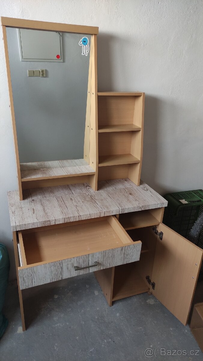 Kosmetický stůl - 2