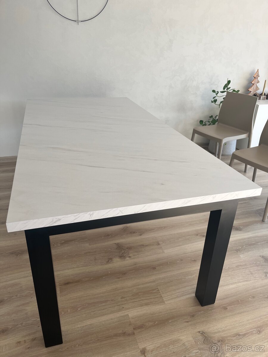 Jídelní stůl - 2