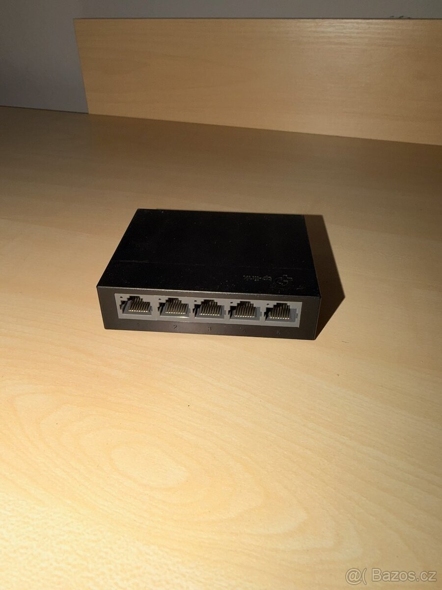 TP‑Link LS1005G (5‑port Gigabit switch) - 2