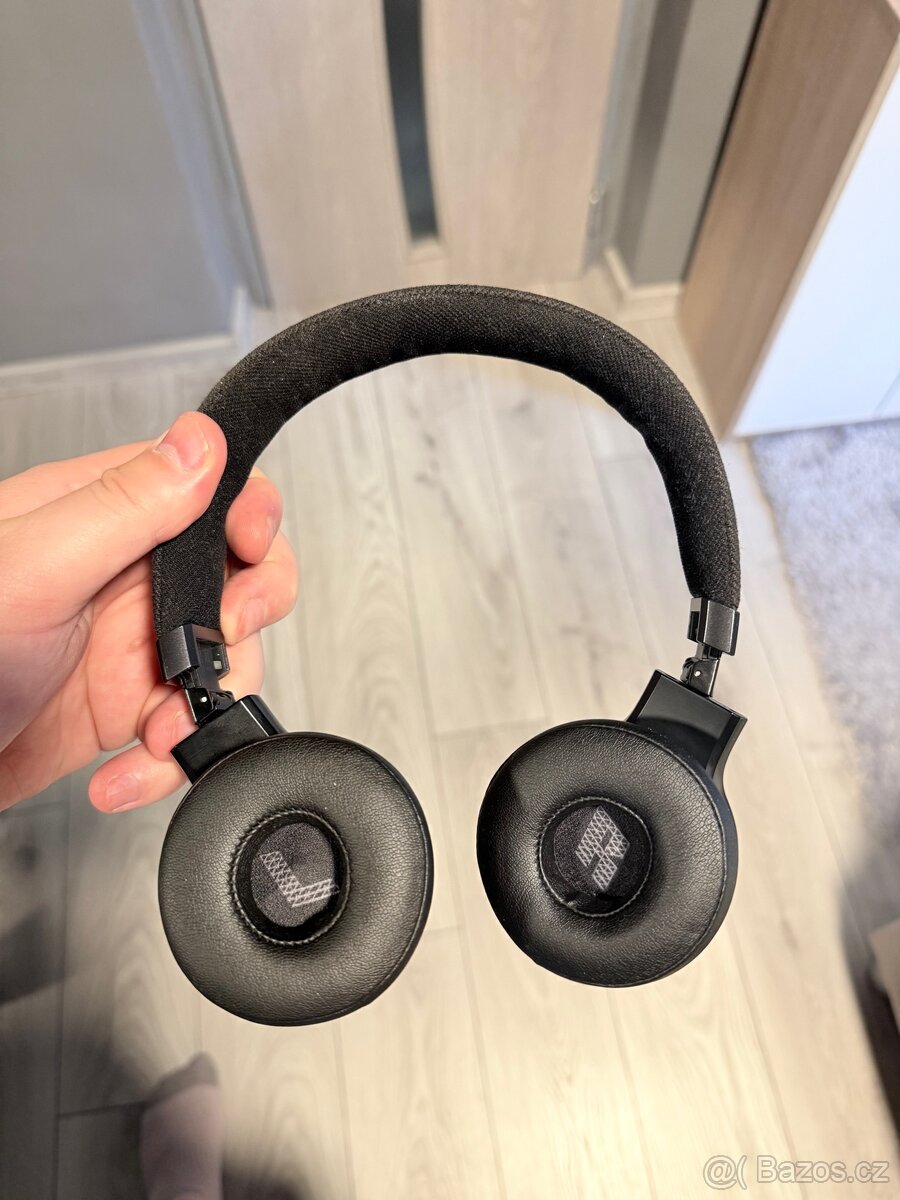 JBL 670NC Live černá - 2