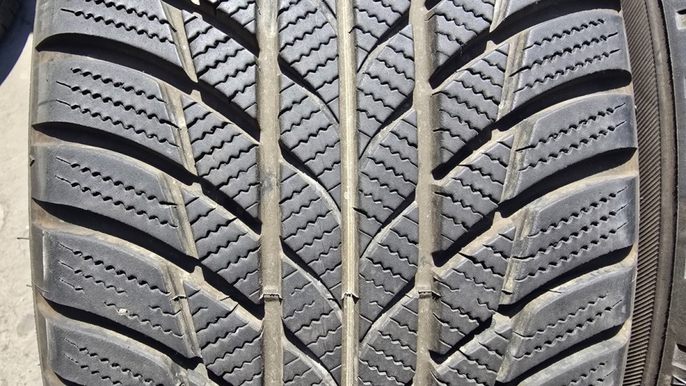 Zimní pneu 225/45/18 Bridgestone - 2