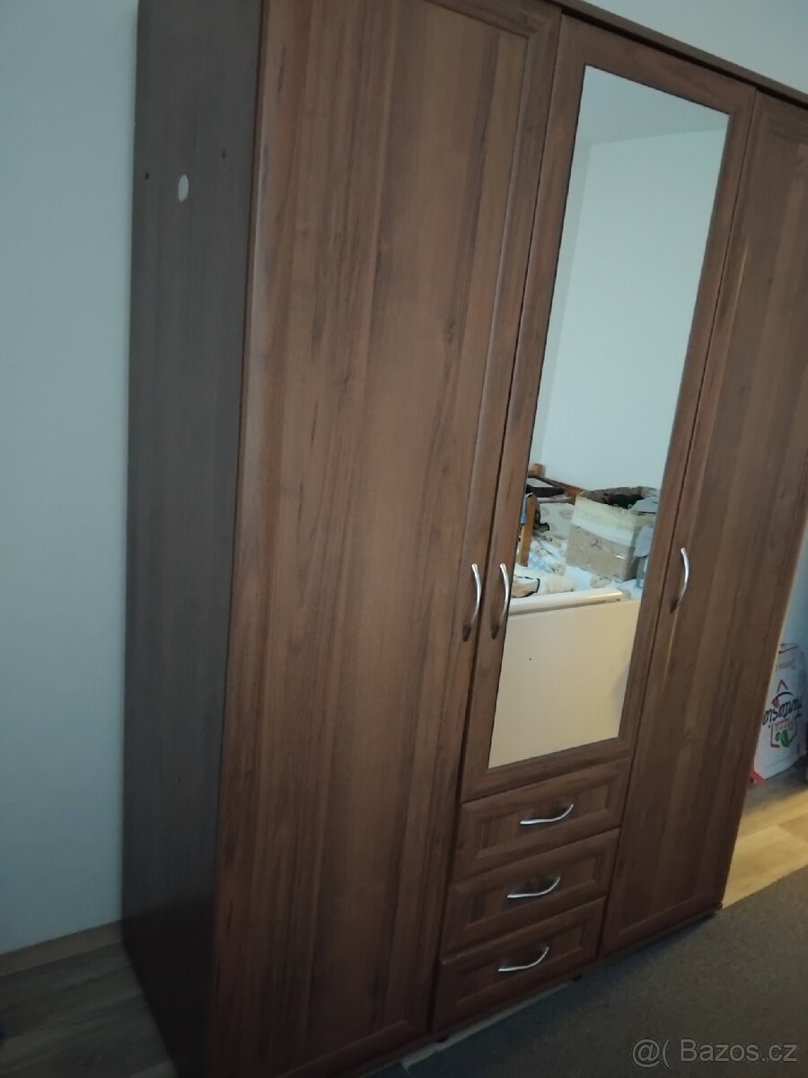 Skříň se zrcadlem - 2