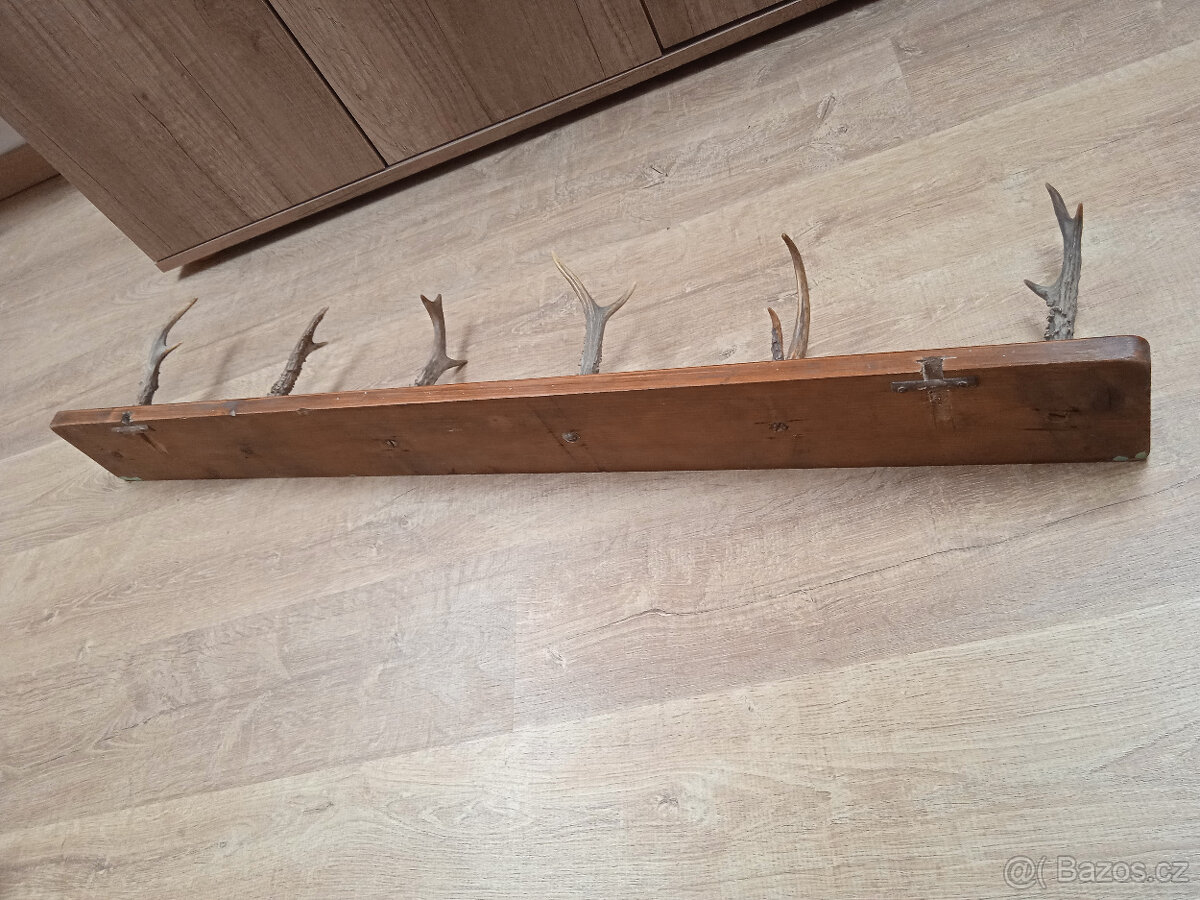 Prodám levně starý věšák se srnčími parůžky - 2