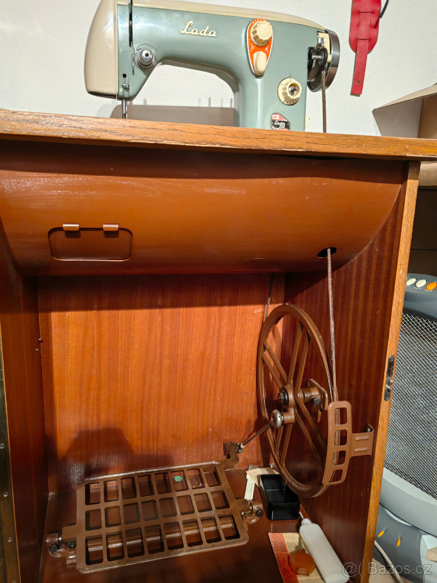 šicí stroj Lada - 2