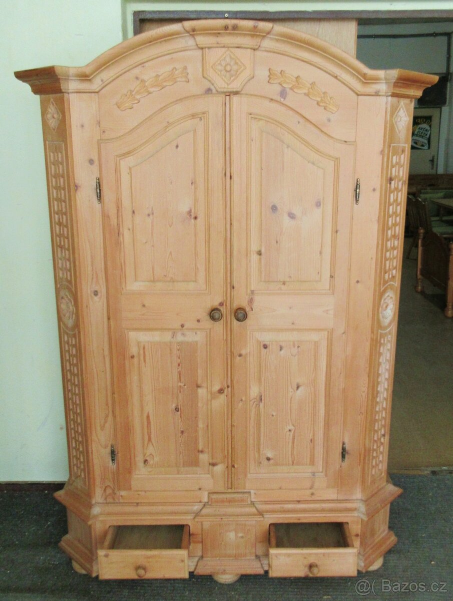 Skříň šatní z borovice vyřezávaná - masiv - Výborný stav - 2