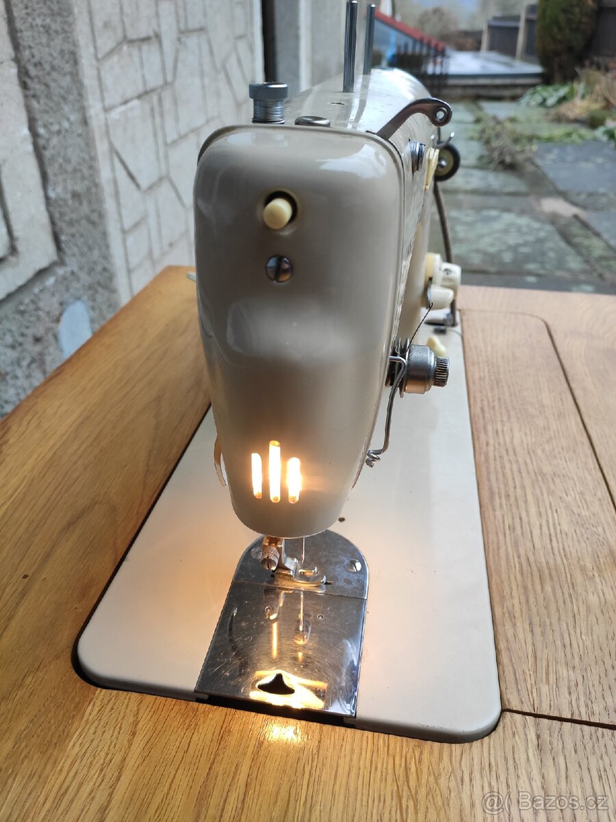 Minerva 126-3 skříňový šlapací šicí stroj - 2