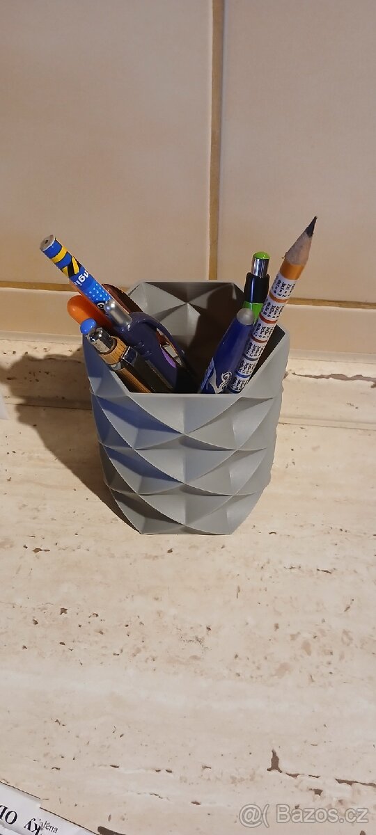 Designový stojánek na tužky / pera - 2