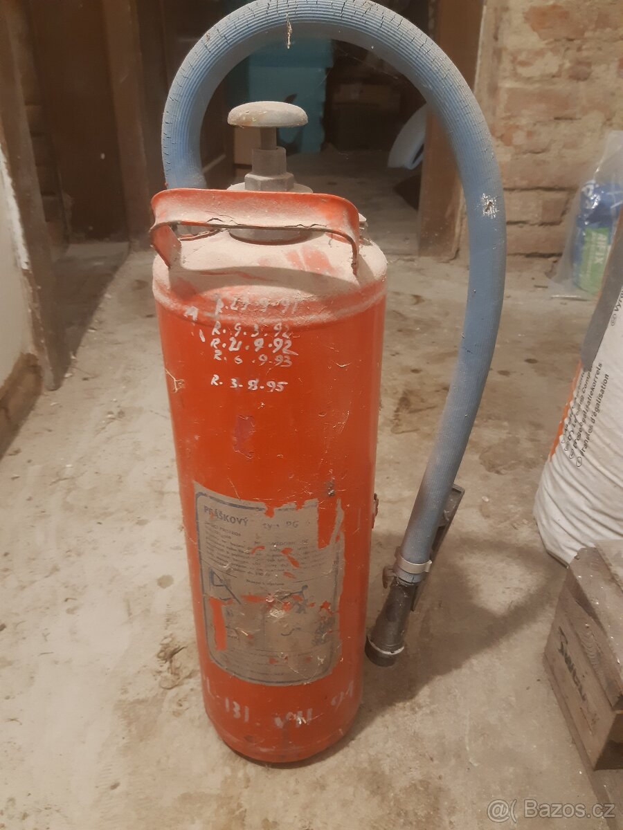 Starý hasicí přístroj - 2
