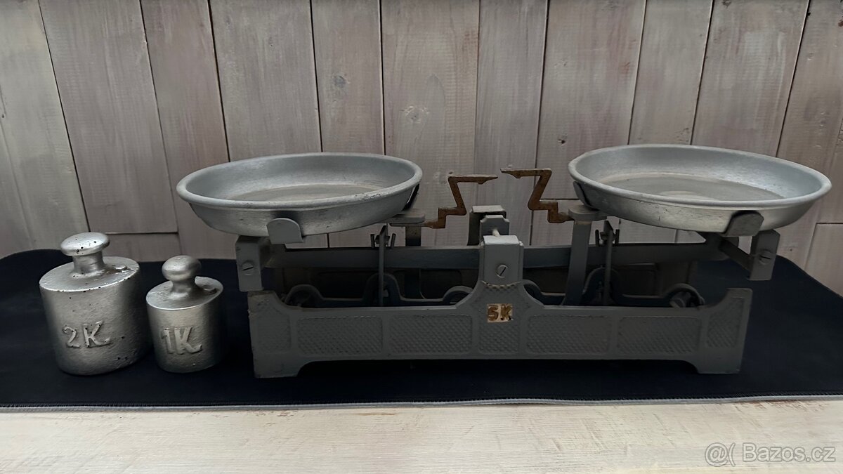 Staré kuchyňské váhy se závažím - 2