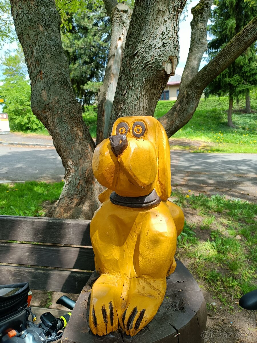 Dřevěná socha psa - 2