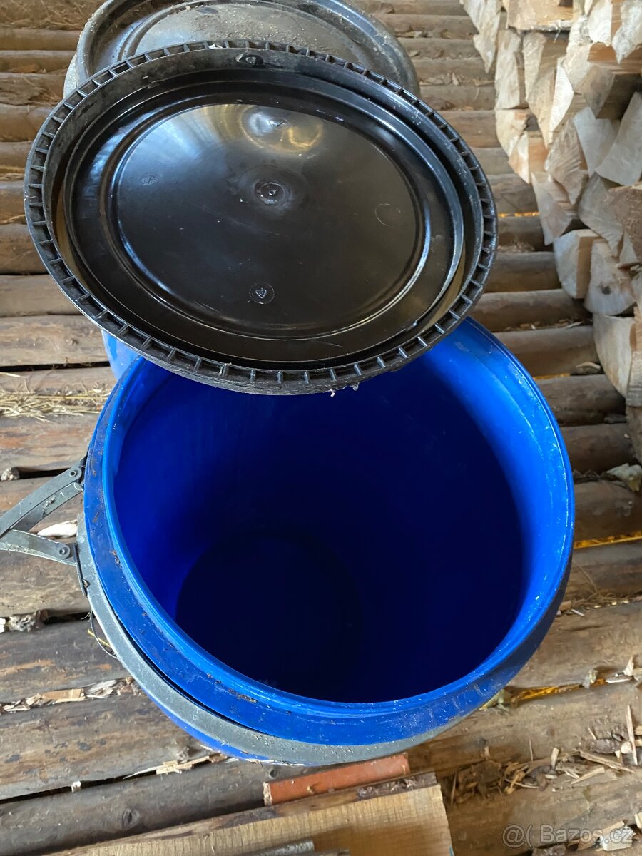 Prodám dva plastové sudy s obručí - 2