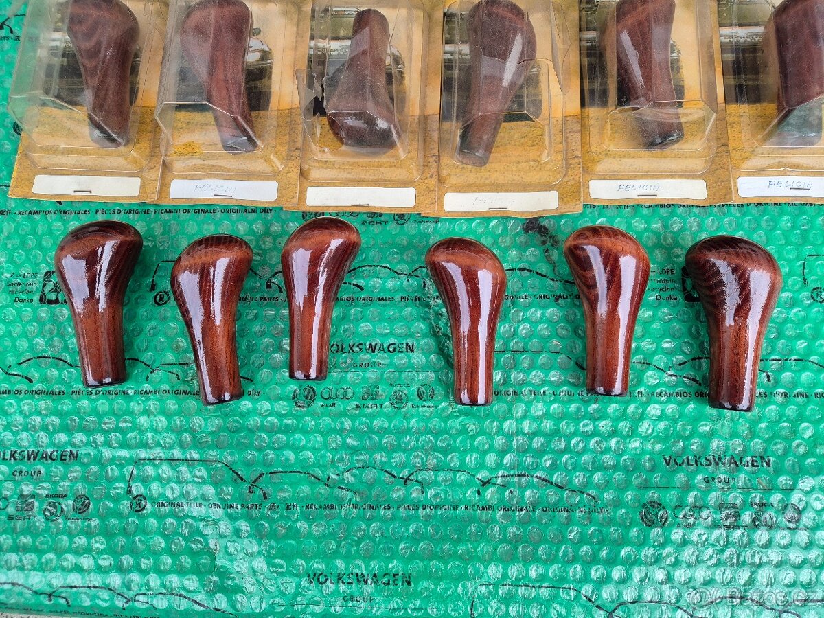 dobová hlavice řadící páky dřevěná Škoda Felicia - 2