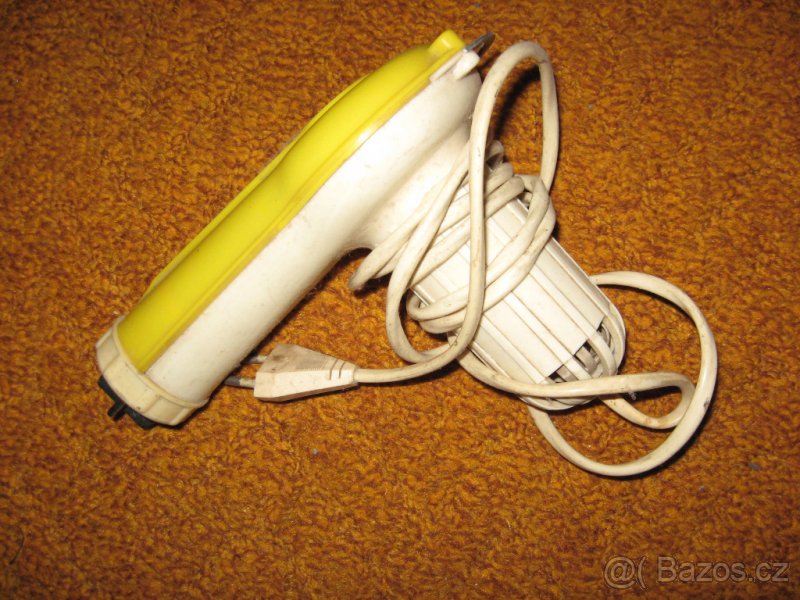 prodám starý holící strojek, žehličku, fén,kazet. přehrávač - 2