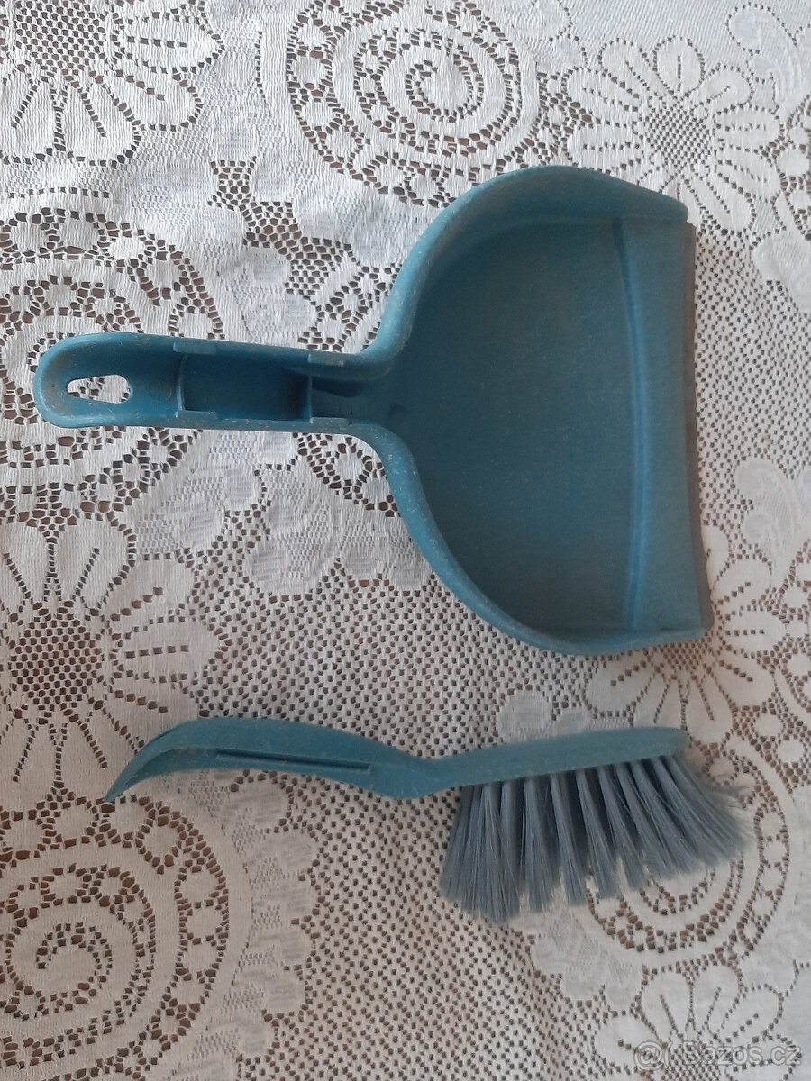 Lopatka na smetí se smetáčkem - 2