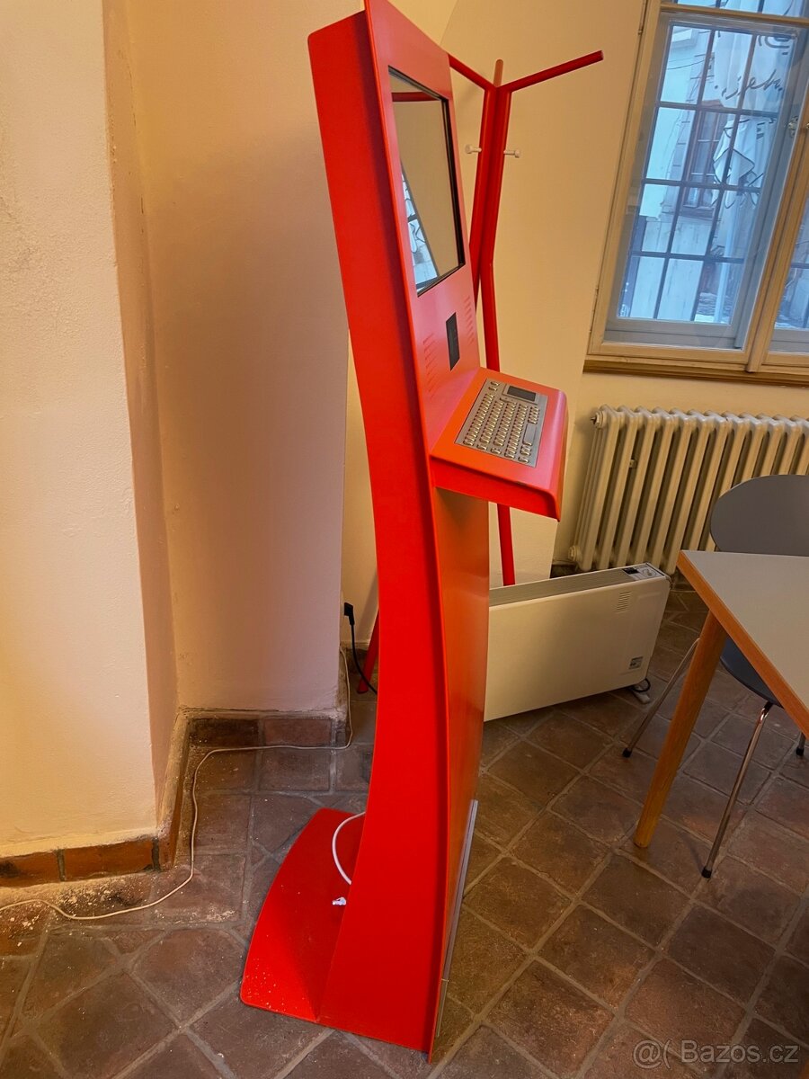 Stacionární kovový stojan na PC - 2