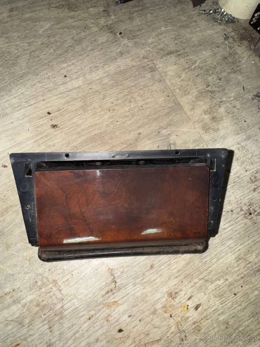 Popelník s dřevodekorem Mercedes-Benz W124 - 2