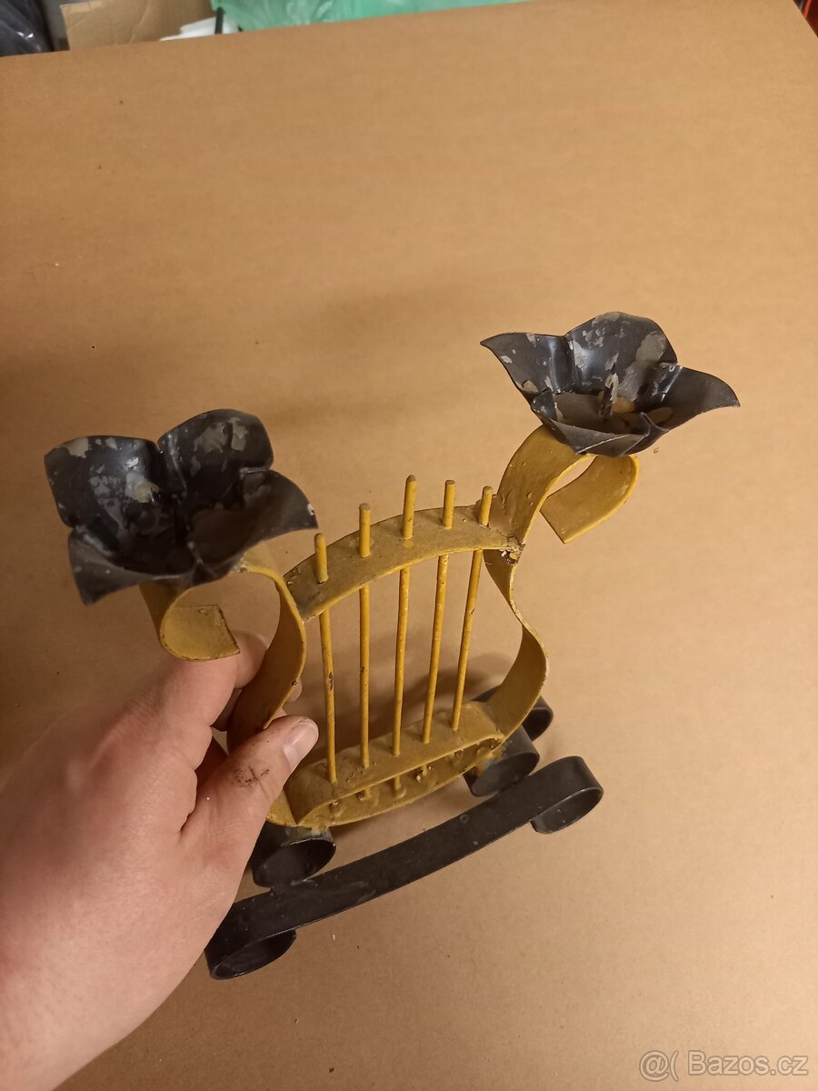 Kovový starožitný svícen - 2