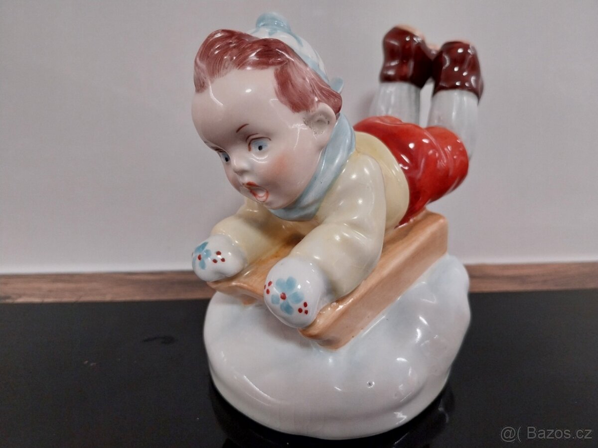 Chlapec na sáňkách - 2