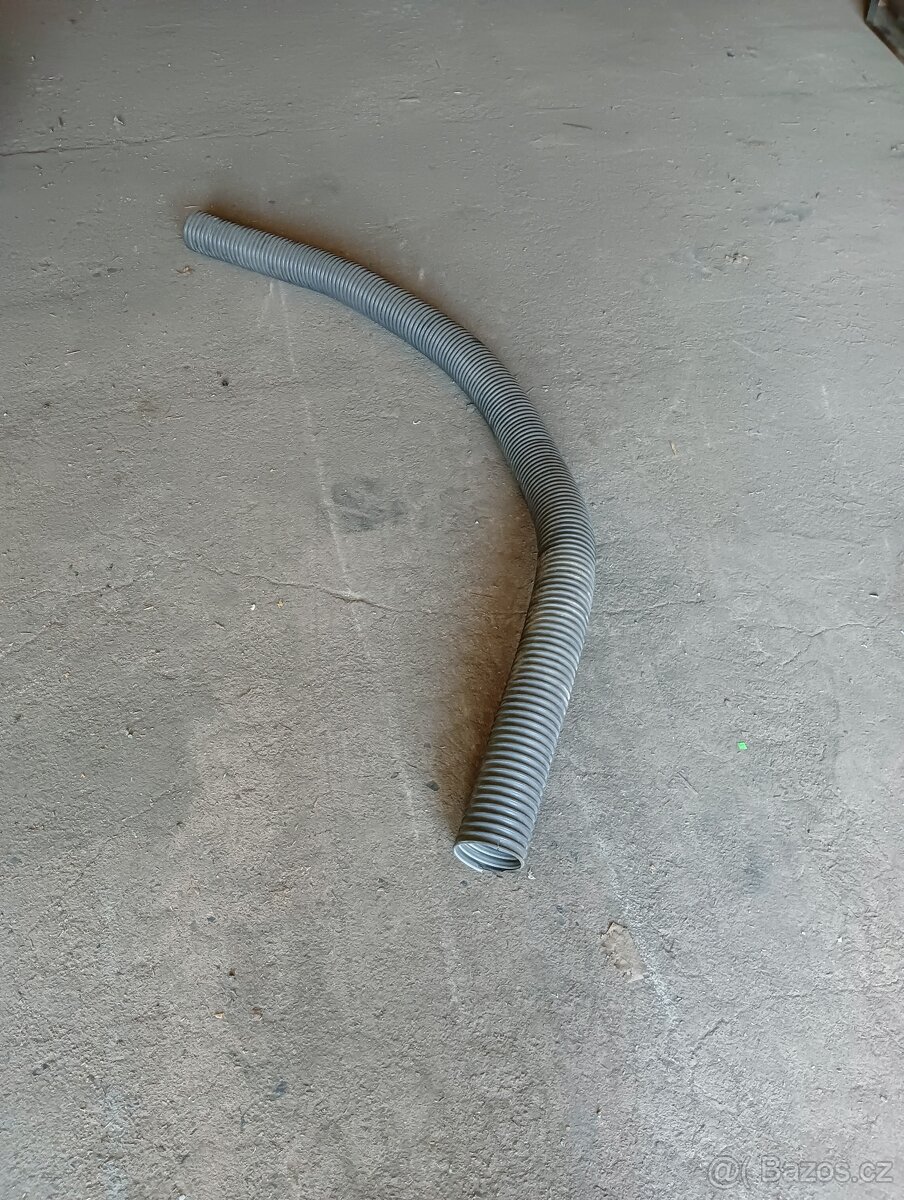 Hadice k odsávání v dobrém stavu cca 2m - 2