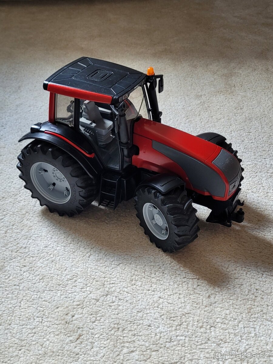 Bruder traktor Valtra - 2