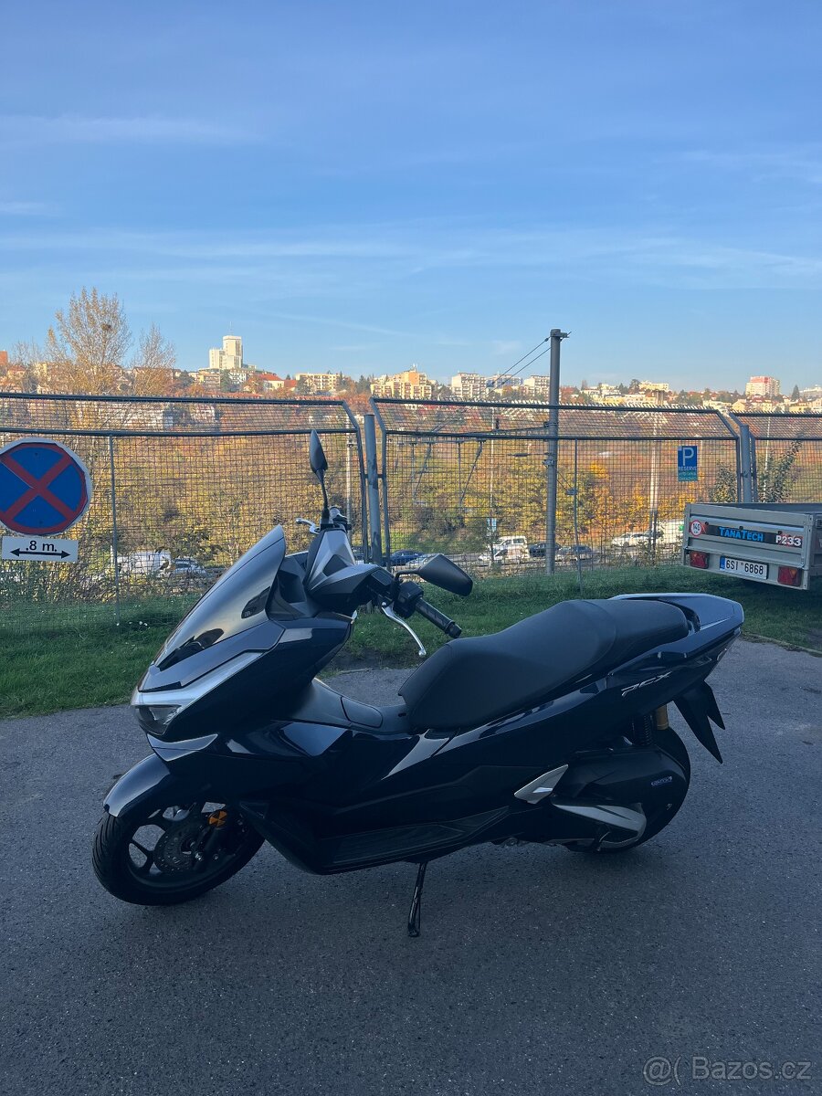 Honda PCX 125 modrá - novinářský motocykl - 2