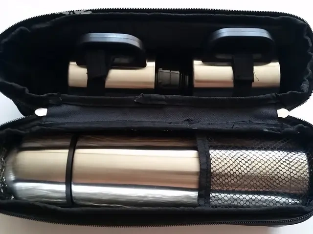 Nerezová termoska a 2 hrnky v cestovní tašce s popruhem - 2