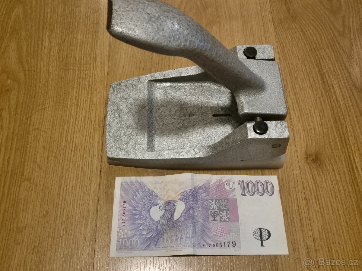 Masívní děrovačka papíru - 2