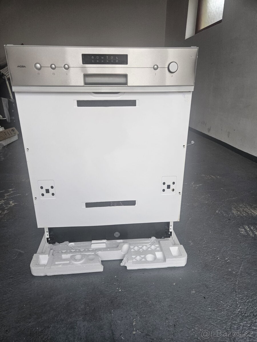 MORA Vestavná myčka s panelem - 2